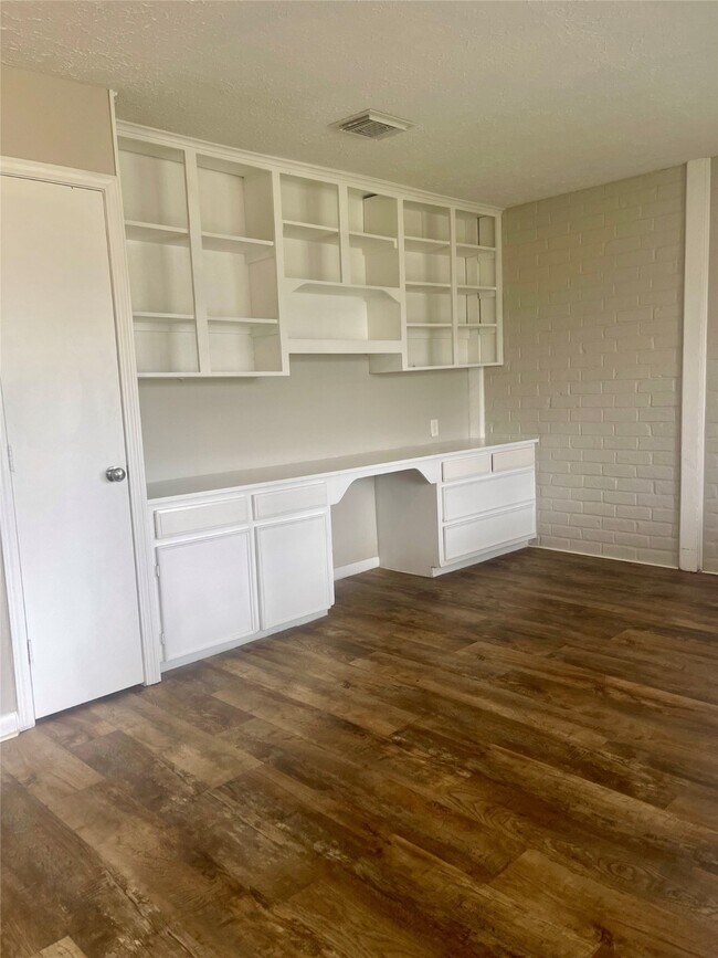 Photo - 2115 Yorktown Ct S