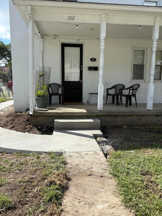 Building Photo - 203 E Reynolds St Unit 207