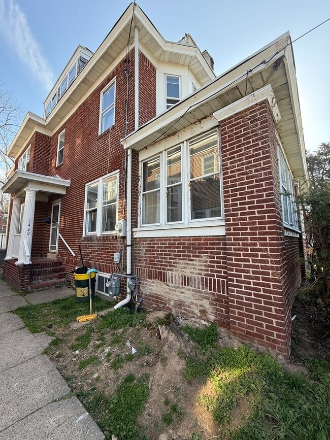 Photo - 1442 W State St