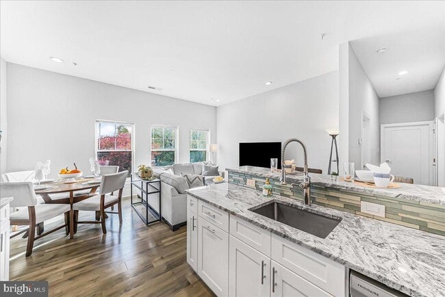 Building Photo - 537 Apple St Unit 302