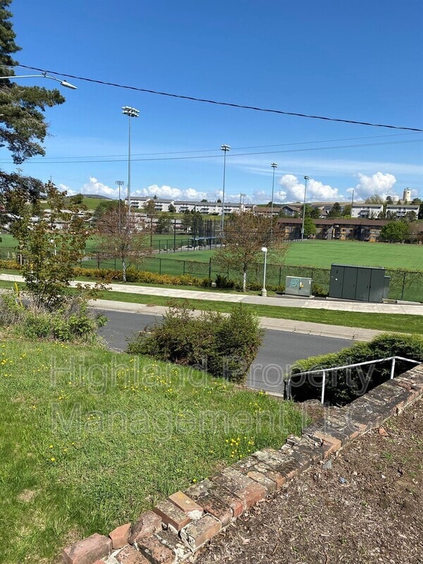 Photo - 1933 NE Valley Rd