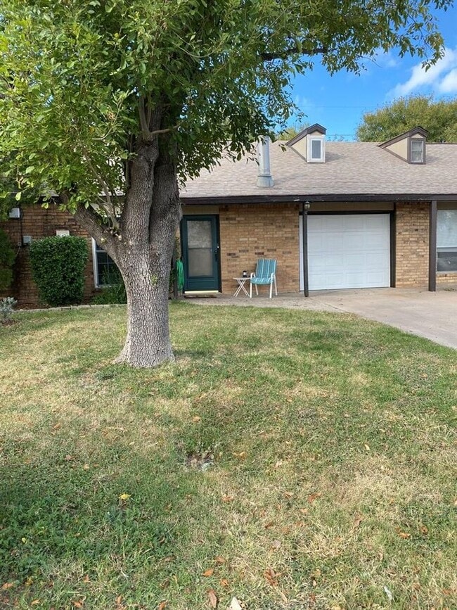 Building Photo - SPACIOUS 3 bedroom 2 bath Townhome AVAILAB...