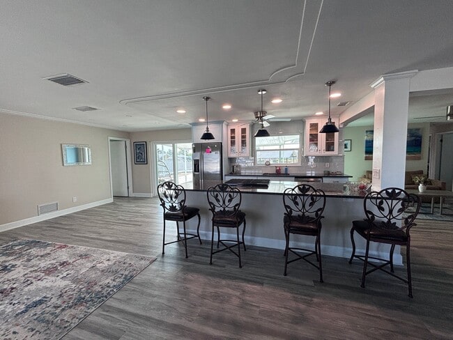 Photo - 1550 Mars St