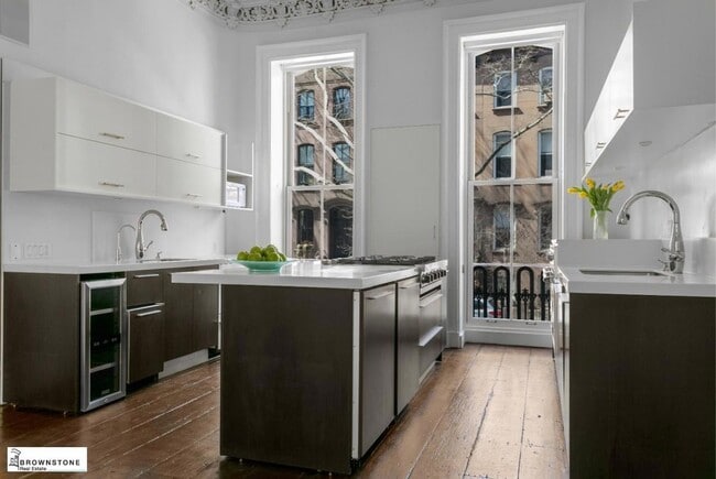 Building Photo - 471 Henry St Unit 1