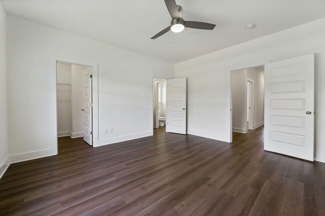Photo - 3 Bedroom house with fenced backyard and garage!