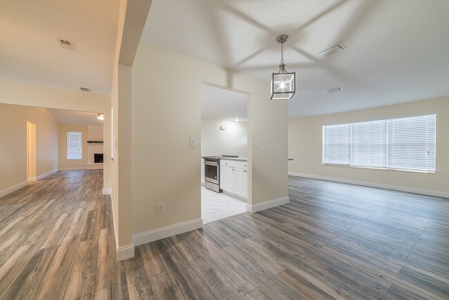 Photo - 785 Hawser St NE