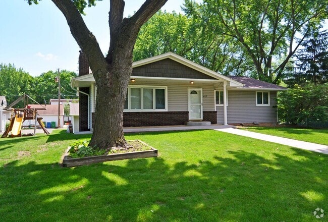 Building Photo - Beautiful 4-Bedroom Home in Prime New Brig...