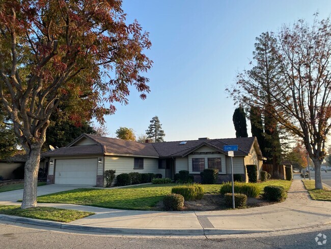 Building Photo - Beautiful Tulare Home Move In Ready