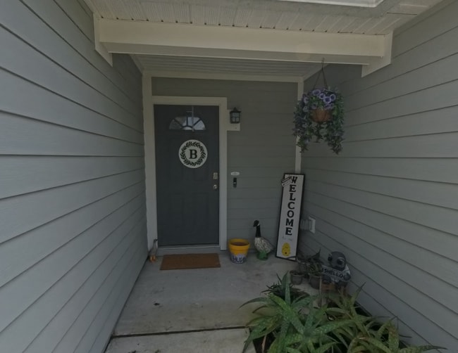 Building Photo - "Charming 3-Bed, 2-Bath Home Oasis in Jacksonville's Heart!"