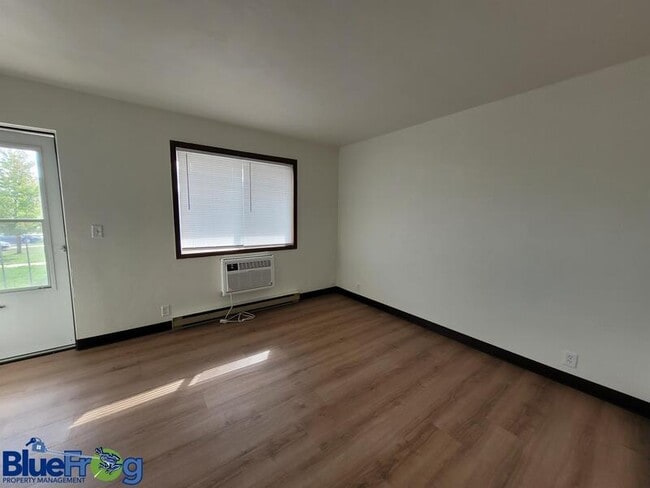 Photo - 1914 Division St