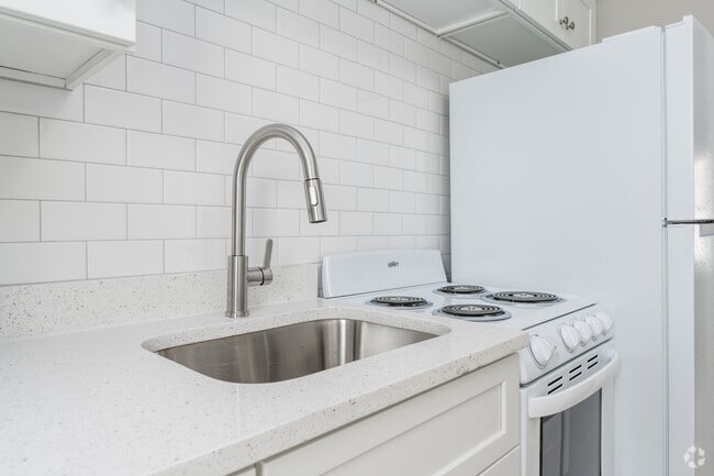 1BR, 1BA - 525SF - Kitchen