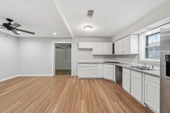 Photo - 1434 Marleen St