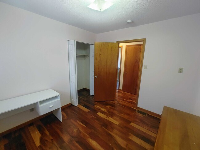 Photo - 581 MacDonnell St Unit Room 4