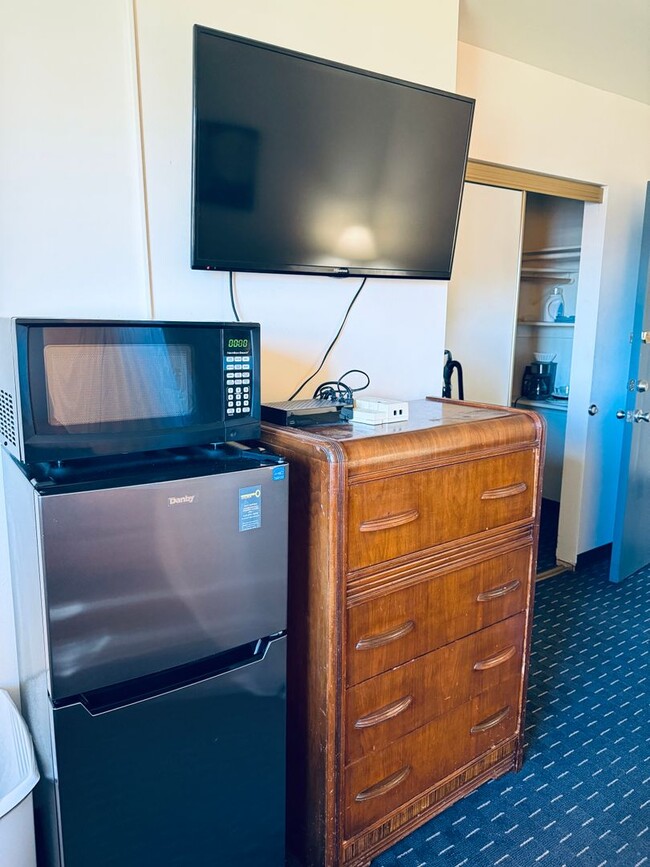 Building Photo - Furnished Efficiency Near Hospitals and Do... Unit 22 Rental