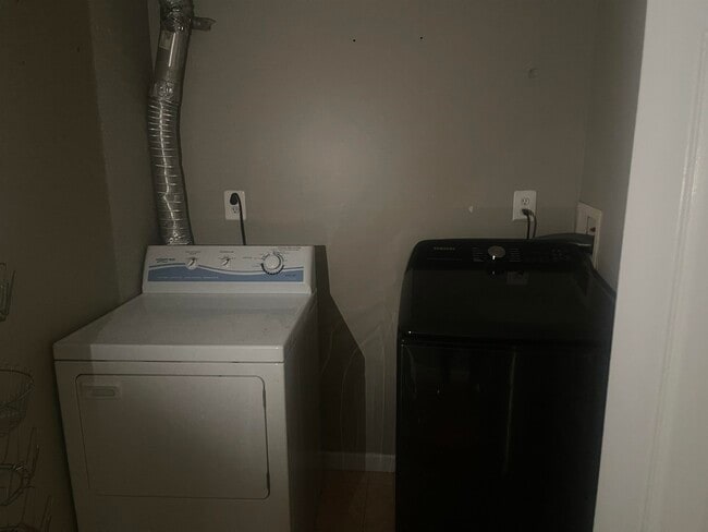 Photo - 193 Hutton St