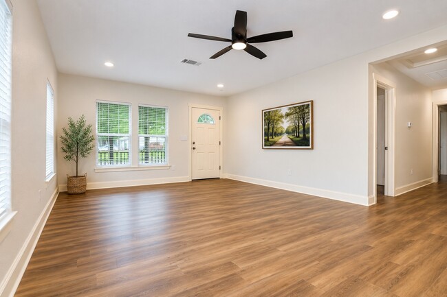 Photo - 1011 N Valderas St
