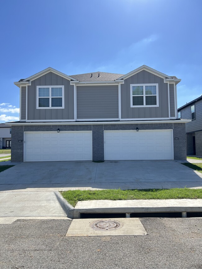 Photo - 1018 S Benchmark Ln Townhome