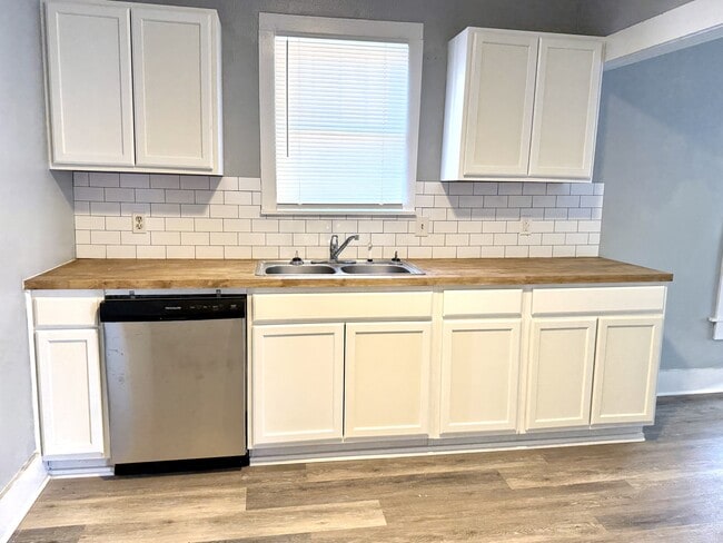 Photo - 602 B St NW