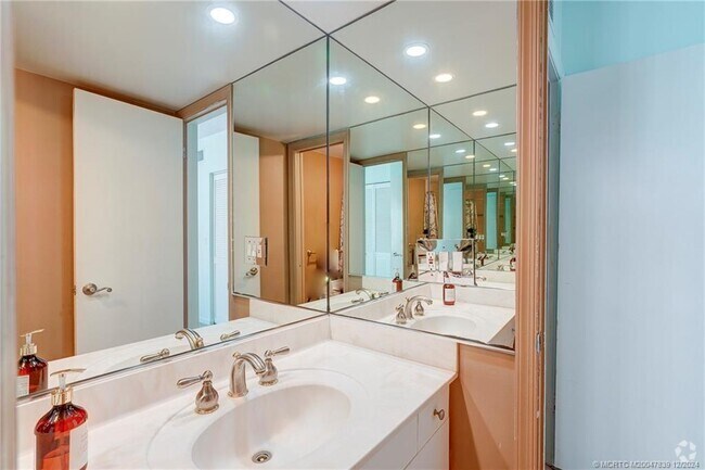 Building Photo - 1289 NE Ocean Blvd Unit 2 Rental