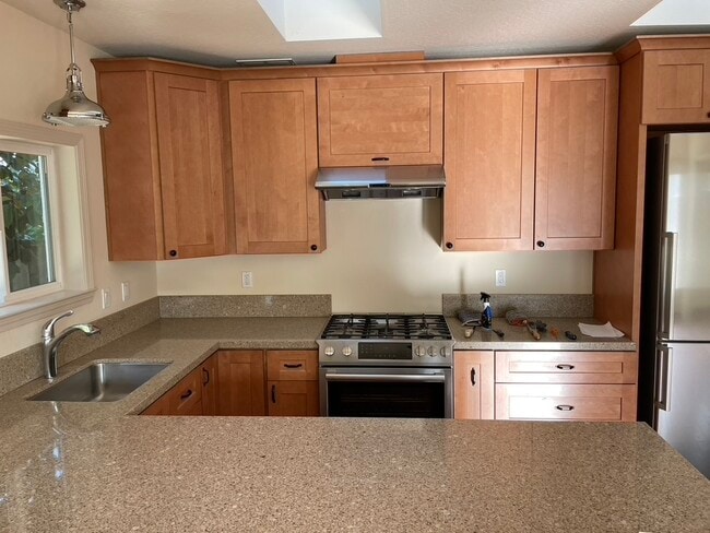 Building Photo - 467 Pamlar Ave Unit 467 Pamlar Ave.  2