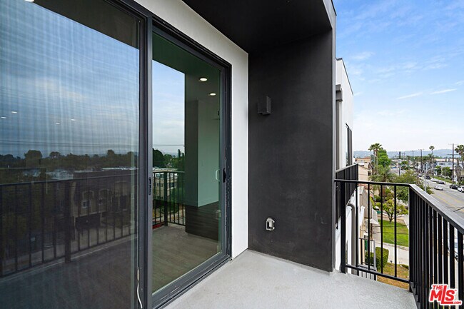 Photo - 6144 Whitsett Ave