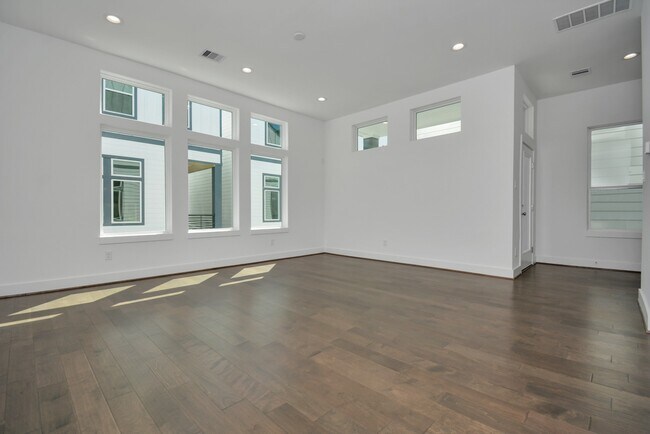 Photo - 420 Janisch Rd