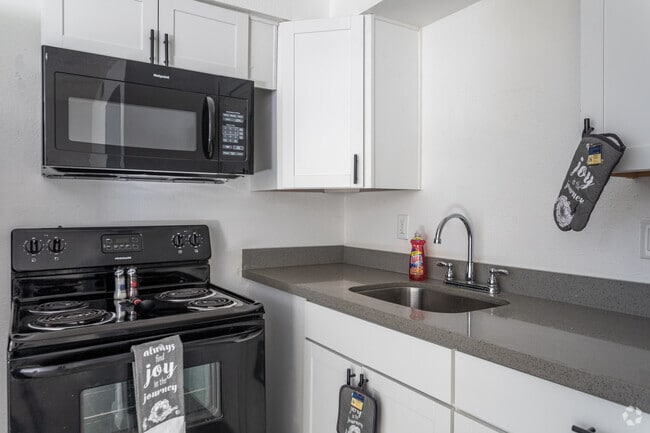 1BR, 1BA - 600 SF