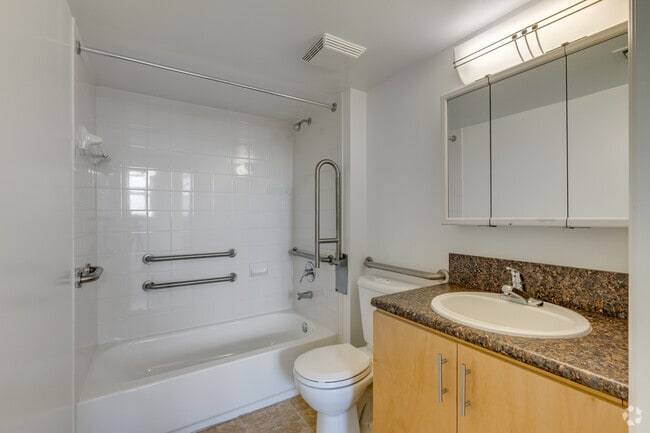 1HAB + Estudio - 838SF - Baño