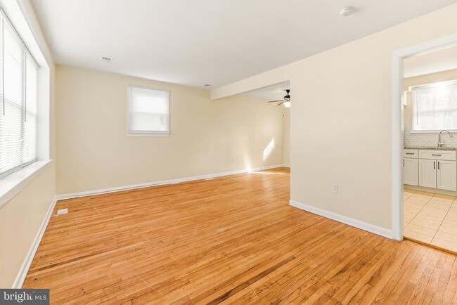 Photo - 305 American Way