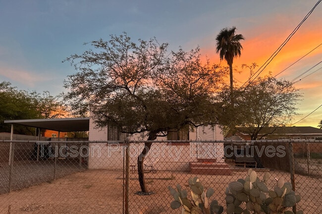 Building Photo - 419 E Lester St