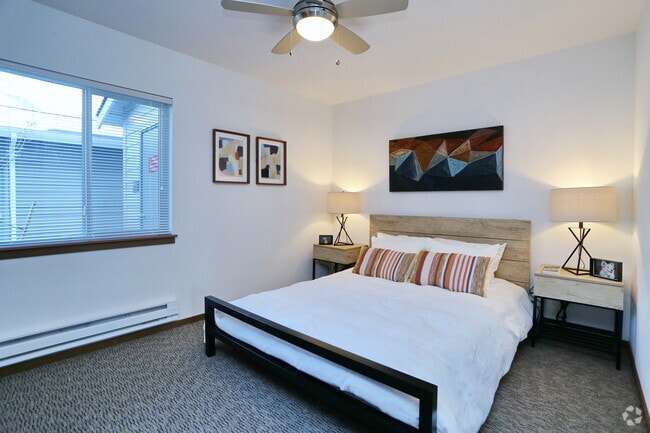 1BR, 1BA - 652 SF