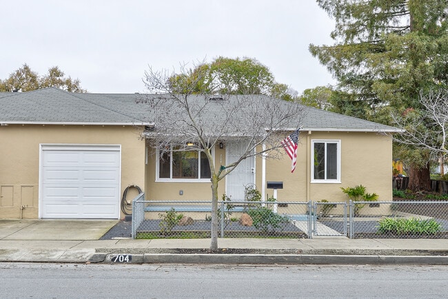 Building Photo - 704 Hudson St