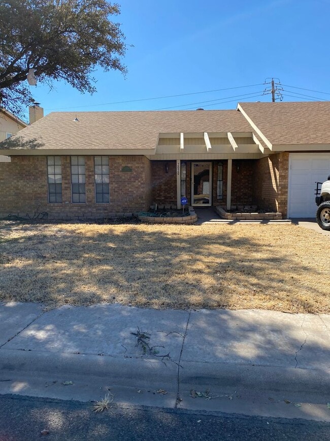 Building Photo - Eastside Beauty with an updated kitchen and sunroom