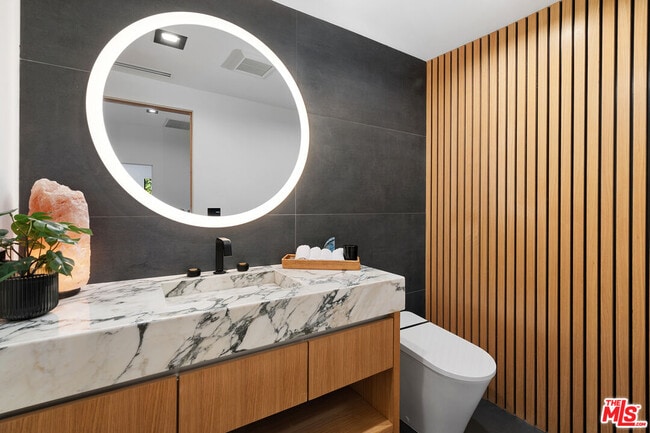 Photo - 23283 Erwin St