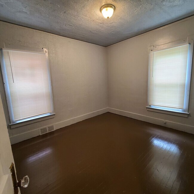 Photo - 2549-51 Highland Unidad Lower