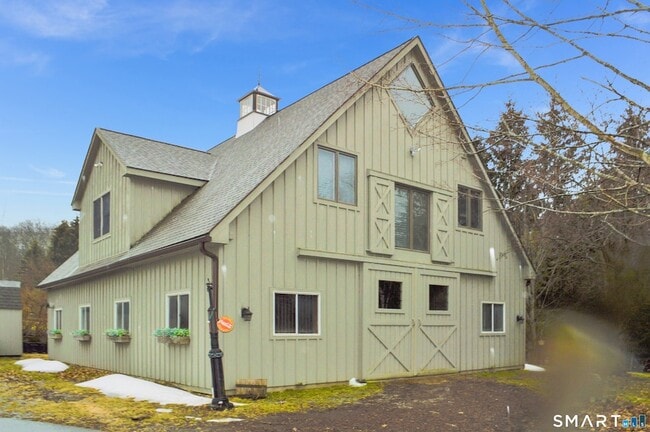 Building Photo - 3 Fox Run