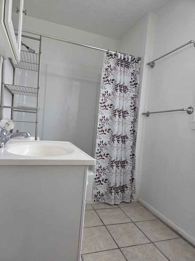 Photo - 641 Robinson St Unidad 4