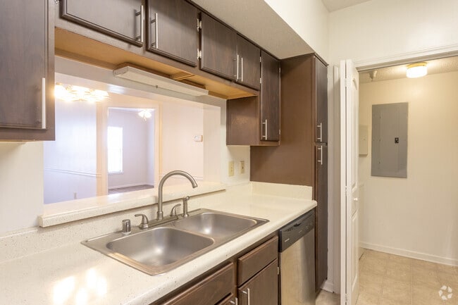 2BR, 2BA - 990SF