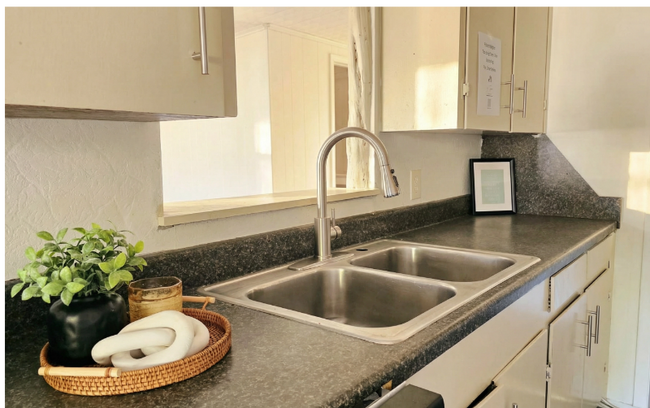 Photo - 2115 Chapman St