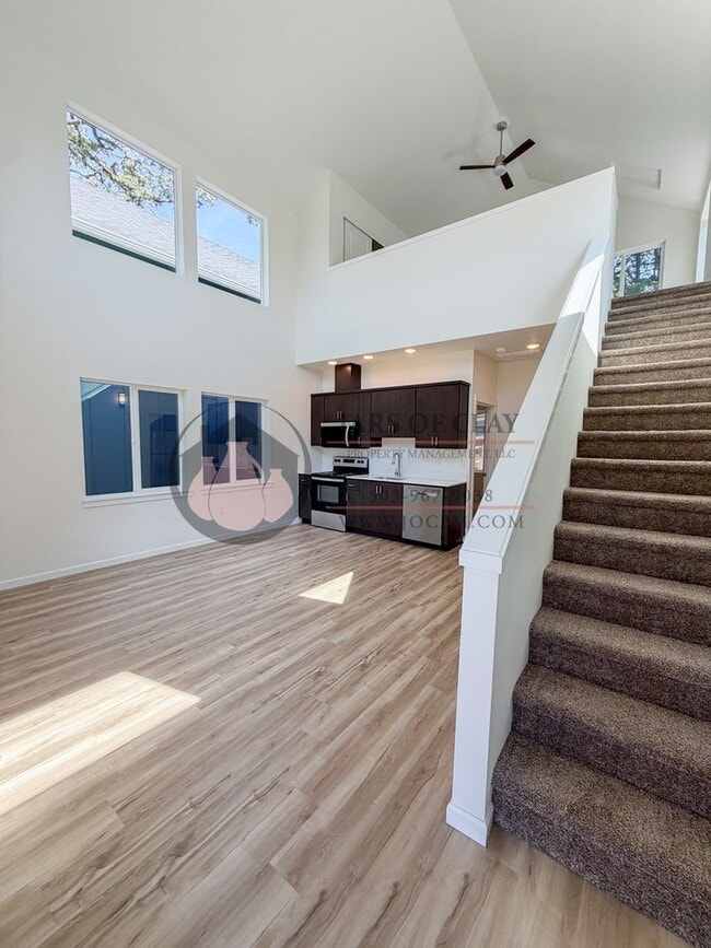 Photo - 2528 Gilbert St S