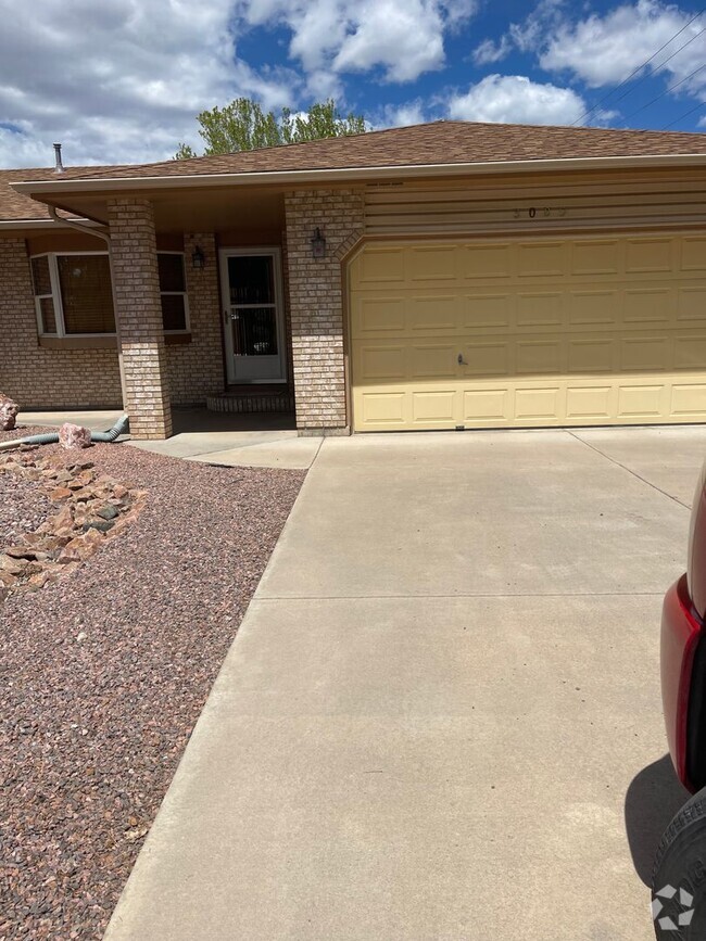 Building Photo - 3 Bedroom 2 Bath on a corner lot Rental