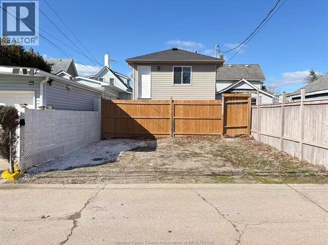 Photo - 658 Caron Ave