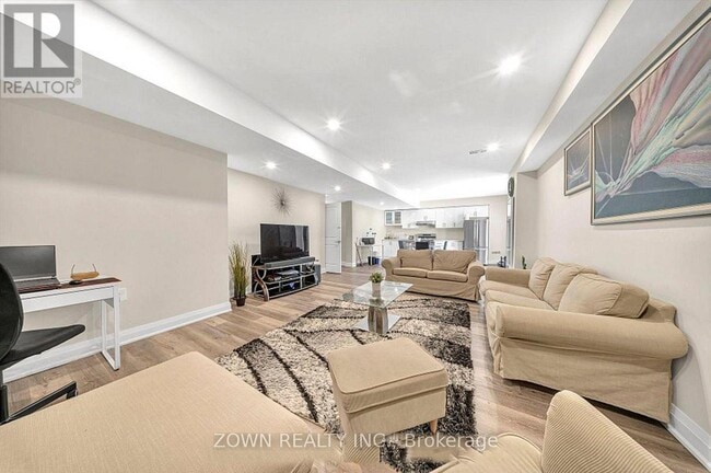 Photo - 736 Hillview Crescent
