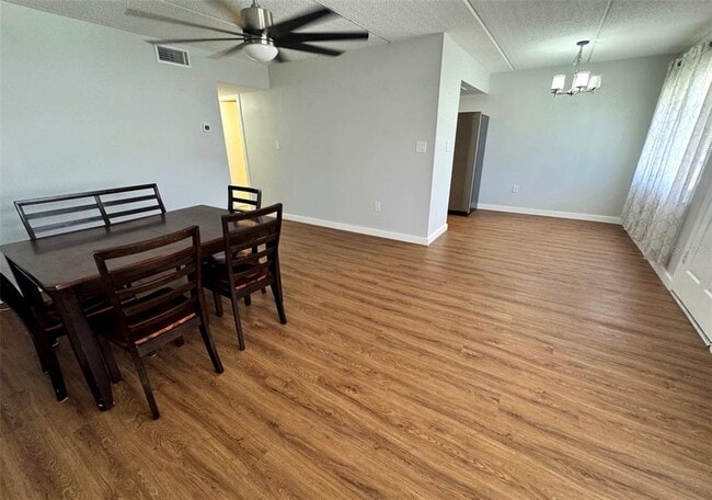 Photo - 11720 Park Blvd Unidad 102