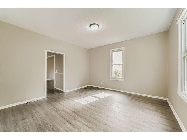 Photo - 707 Jenks Ave E