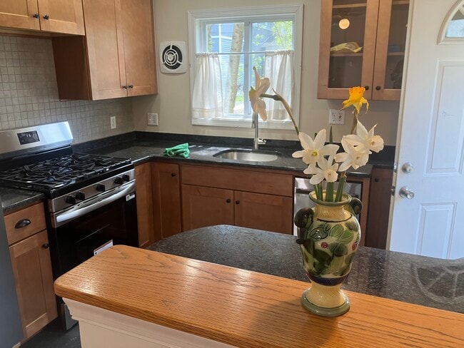 Building Photo - 430 E Franklin St Unit first floor