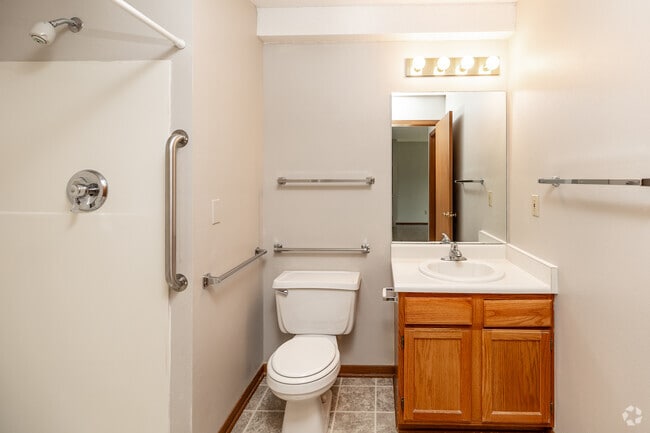 1BR, 1BA - 863 SF - Bathroom