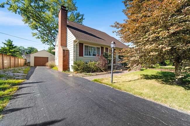 Photo - 1915 Zollinger Rd