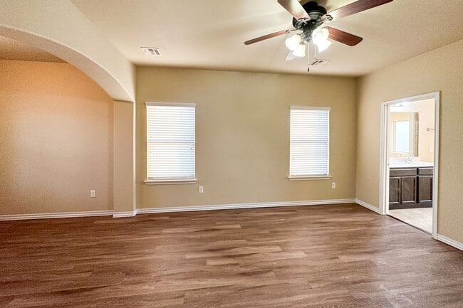 Photo - Stunning 5BD, 2 1/2 BTH Home Seconds away from John Kilpatrick Turnpike in YUKON!