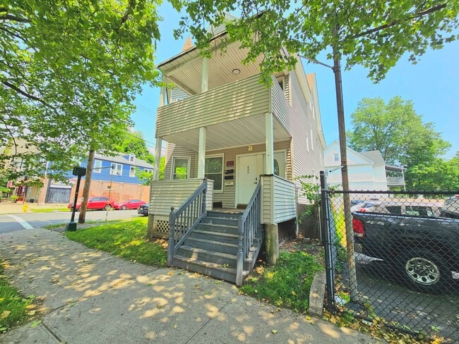 Building Photo - Spacious Multi-Family Apartments for Rent in the Heart of New Haven! Unit 3rd Floor
